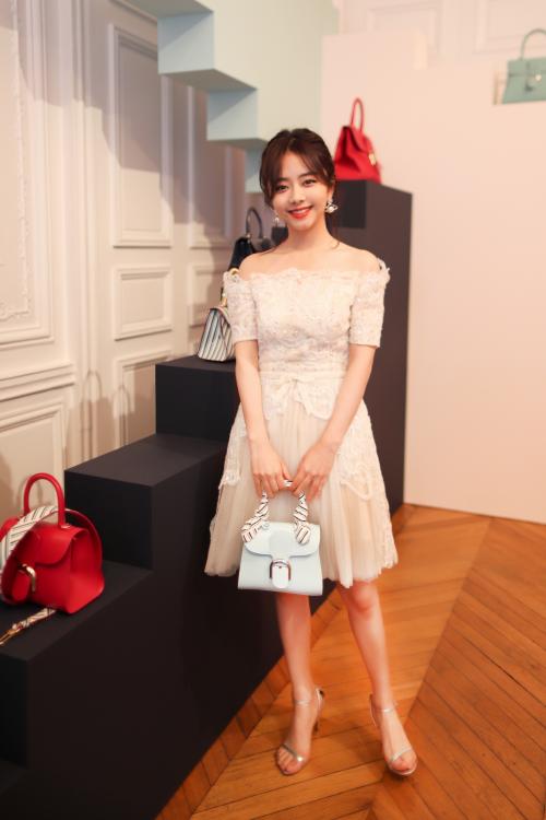 她出道14年，演《最好的我们》彻底走红，29岁曝美照少女可爱