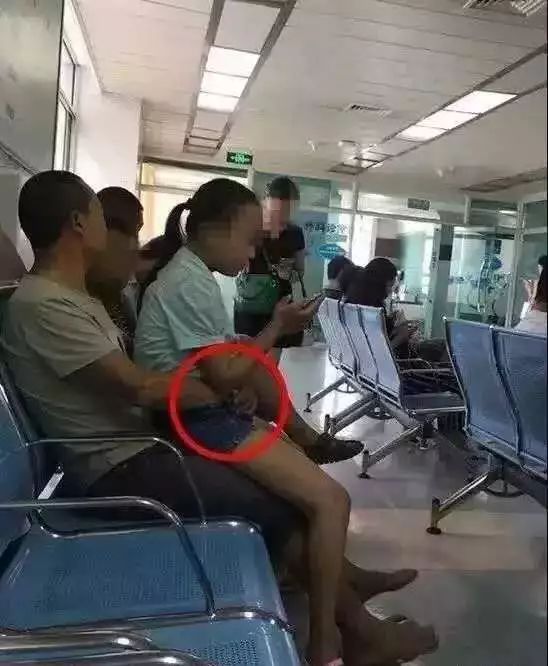 爸爸吻女儿还一起洗澡，这样“畸形”的爱，配称为爱吗？