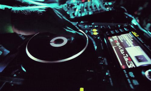 燃爆大驻马！8月15号，FM102.4主播极致水世界夏日狂欢电音节震撼来袭！