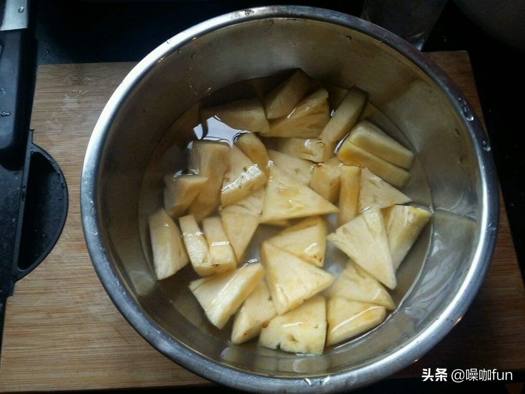 菠萝酸涩不好吃？吃之前蘸一种水，比盐水浸泡过的味道更甜