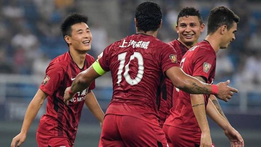 45球巴西巨星，“压哨”入中国境，感慨：谢天谢地，中国控制一切