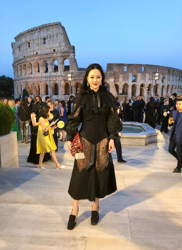 56岁章小蕙太拼了，穿黑色西装裙太紧身，一不小心勒出了小肚腩