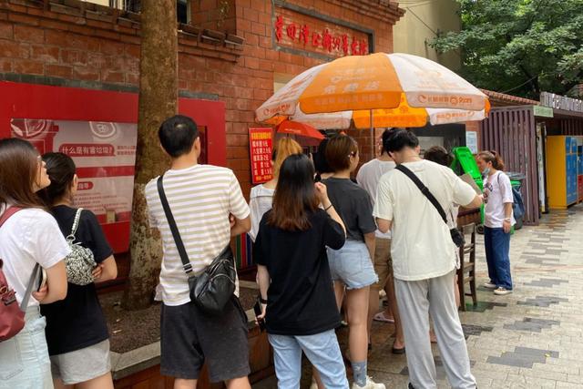 重庆糯米肉团子,重庆糯米团裹黄豆粉街边小吃