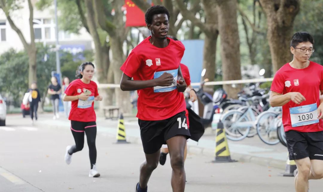 奔跑吧,少年|2019中国大学生马拉松联赛宁波大学站激情开跑