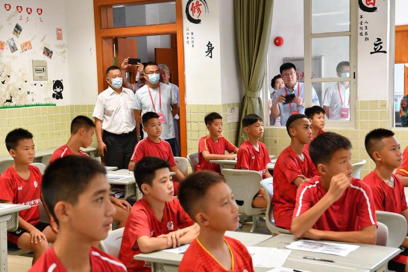 恒大为中国足球做出巨大贡献,恒大铁腕治军为中国足球树立榜样