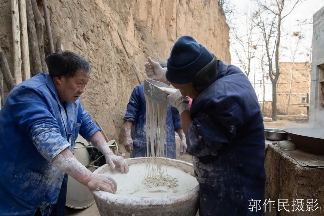 山东漏粉条的过程视频,漏瓢式粉条制作技术视频