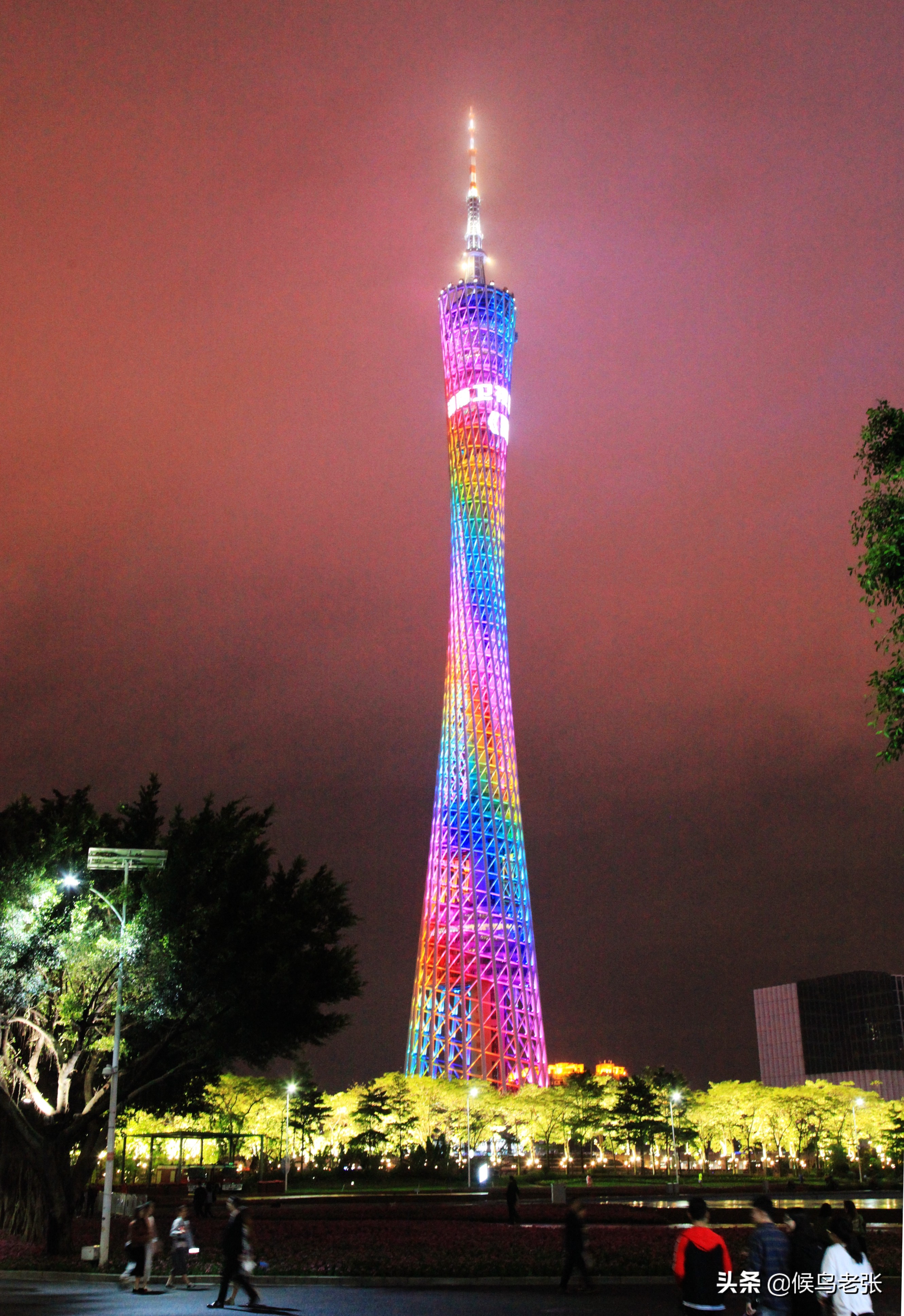 广州塔高耸入云,广州塔小蛮腰塔尖照片