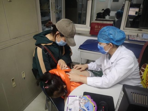 3岁女儿越来越臭，父母急忙送医检查，医生无奈：对孩子多上点心