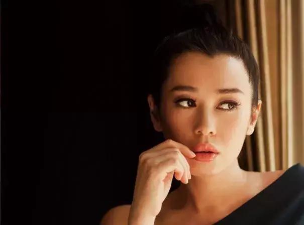 换个减龄的发型优雅又有型,宽下颚短下巴适合什么发型