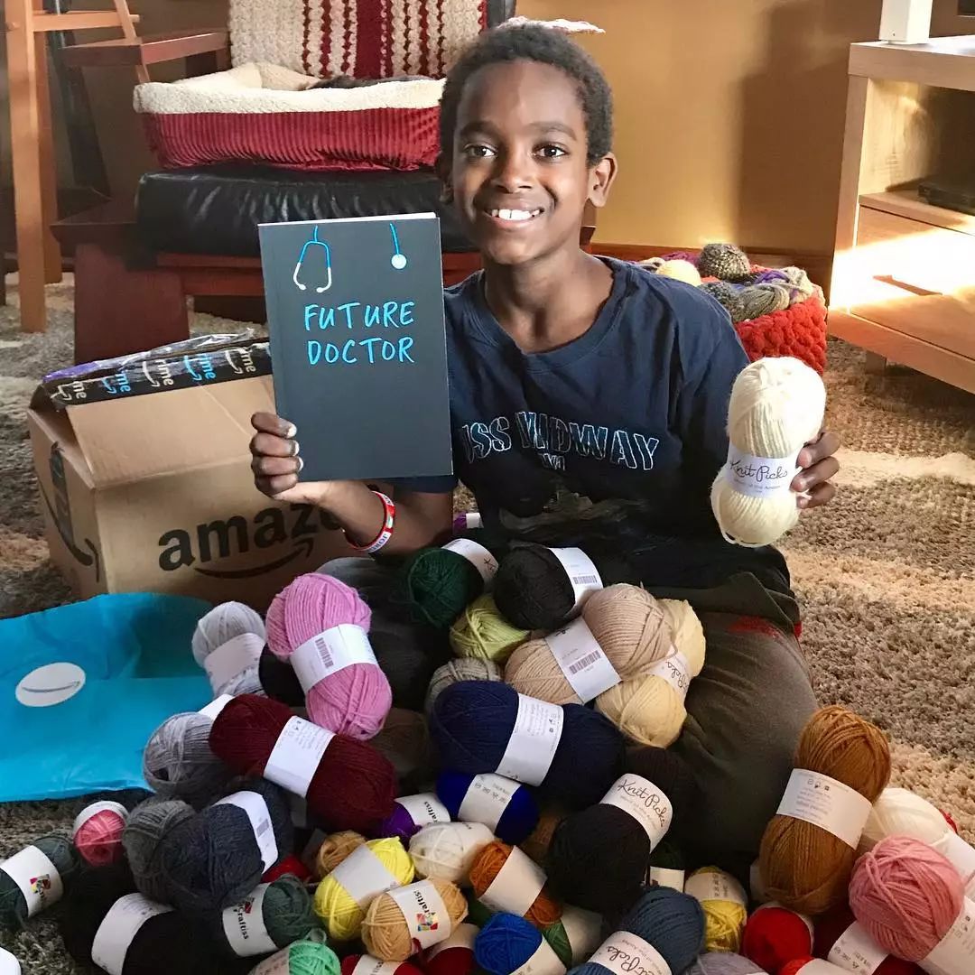 19万人看男生玩编织，他用钩针从弃婴，逆袭为美国“全民偶像”