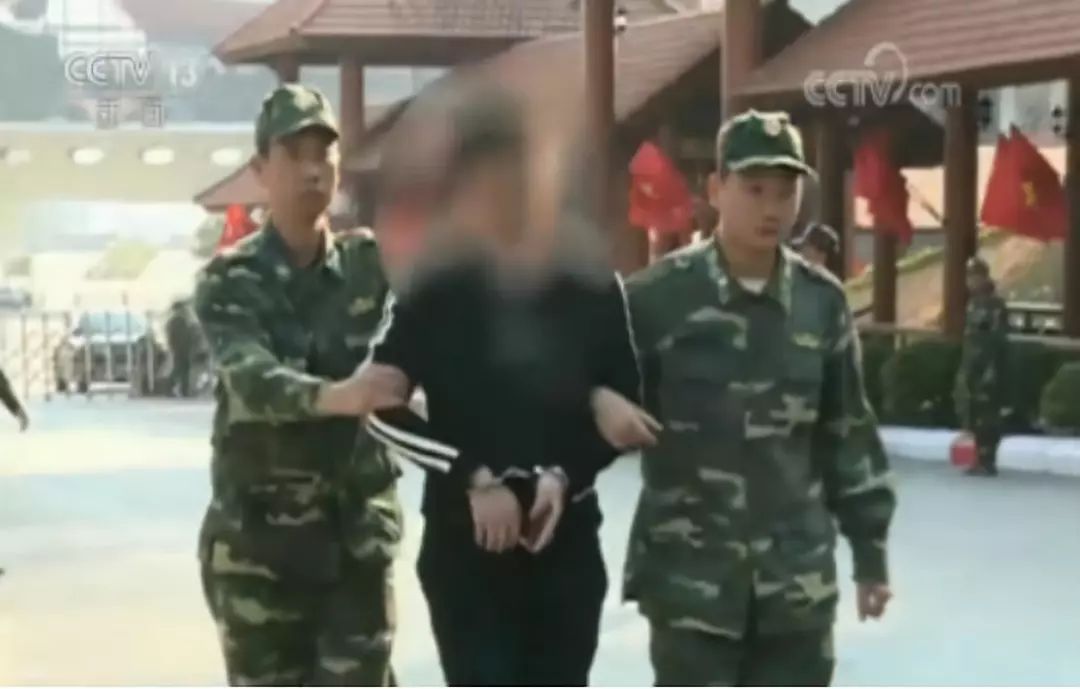 上海一男子持刀砍人，民警开枪击伤并送医【三分钟法治新闻全知道】