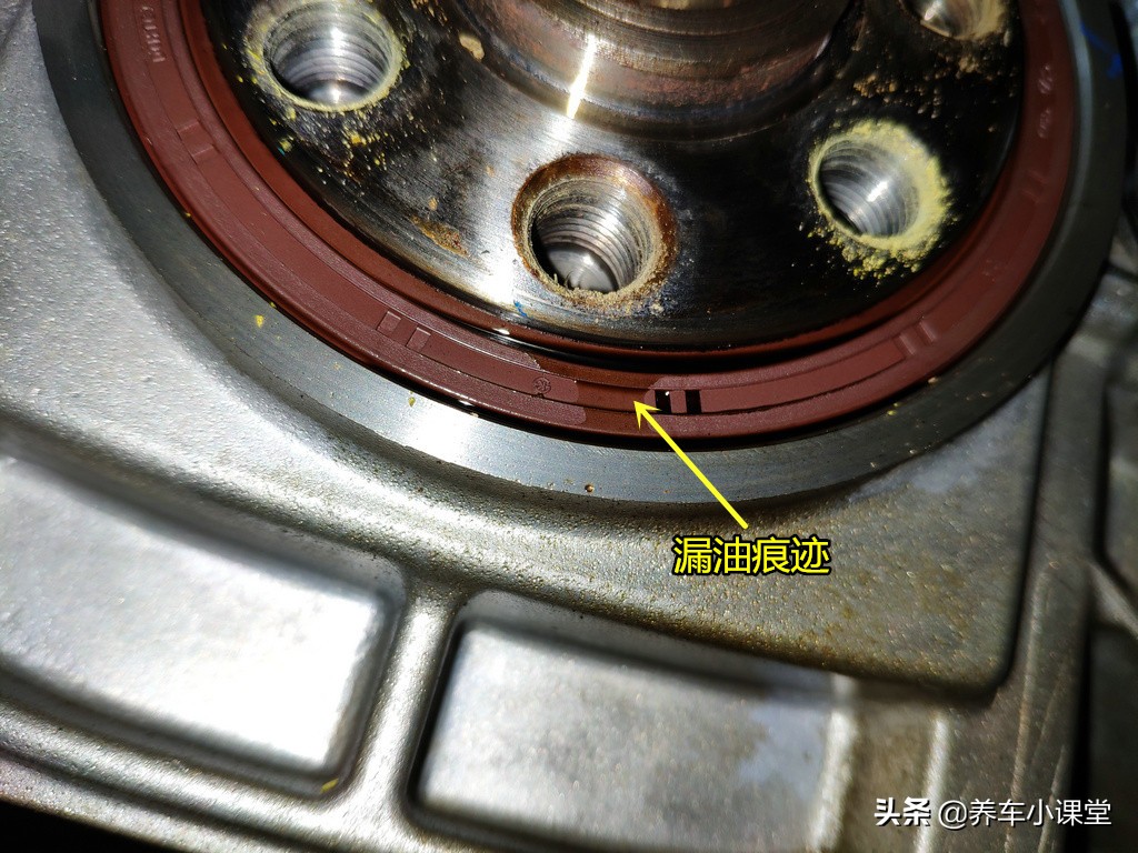 为啥机油漏油很难解决,曲轴后油封漏油与机油有关系吗