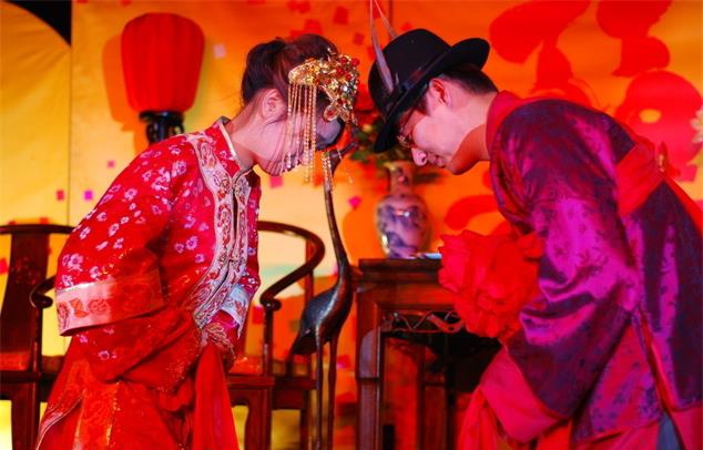 新郎看到新娘受委屈当场发飙,新郎看见新娘瞬间泪崩新娘擦眼泪