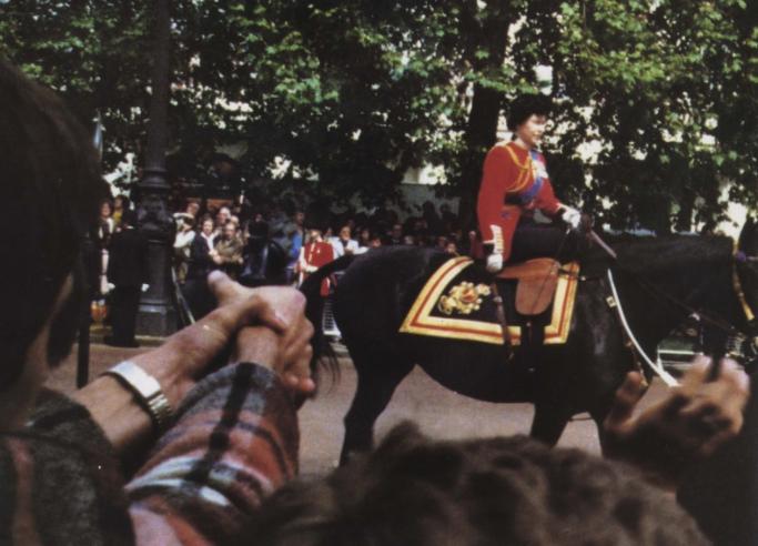 英国女王年轻时上过战场,英国女王差点中枪