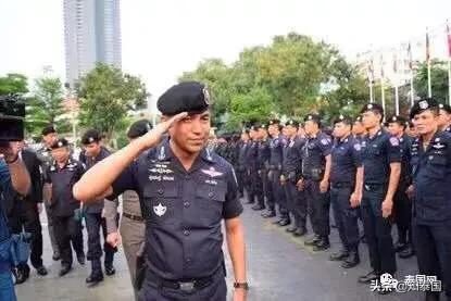 *弹子**警告！素拉切的车，在路边被枪手打成了马蜂窝……