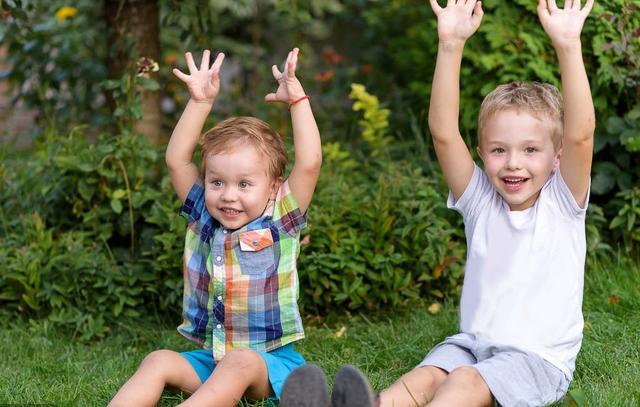 双胞胎姐姐妹妹大哭,双胞胎姐妹每天都大哭