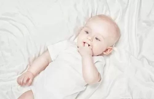 有关宝宝吃手的小故事,关于宝宝吃手的句子