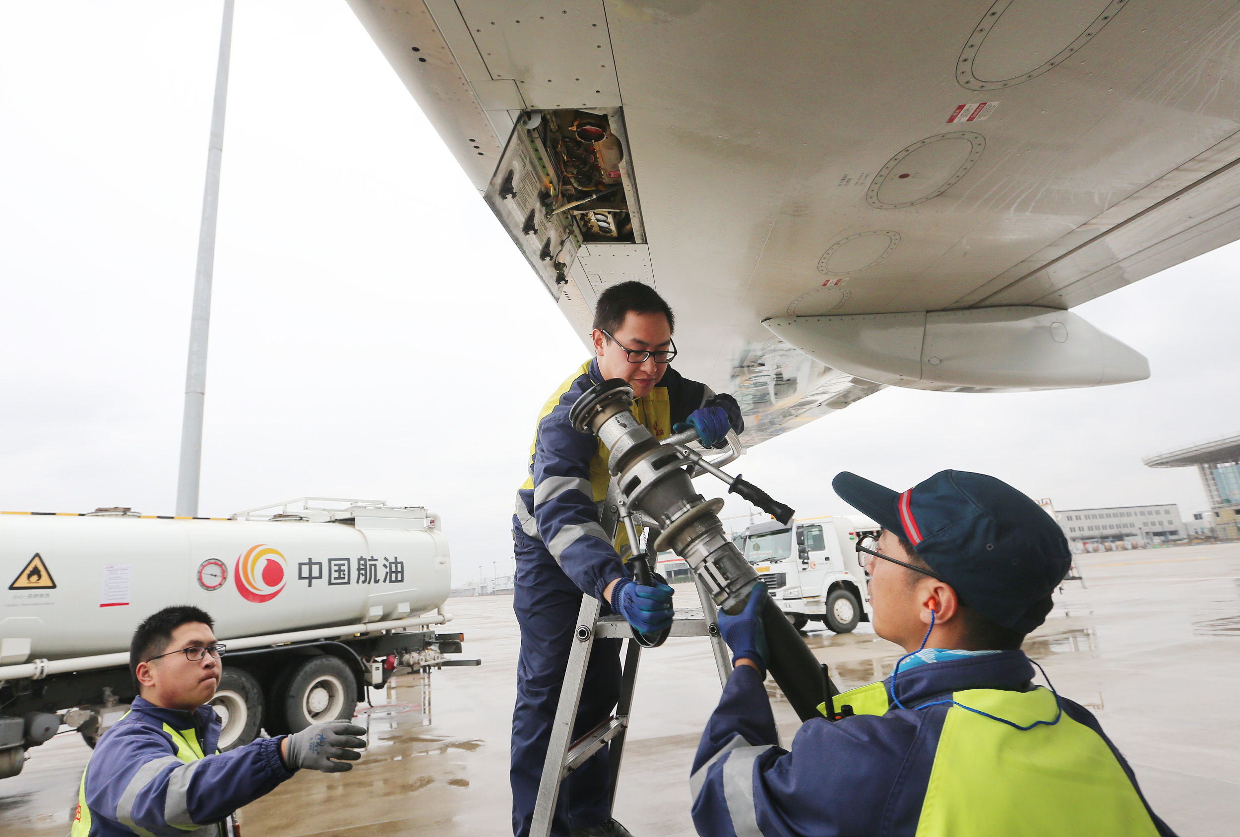 客机为什么突然没油,飞机起飞后发油量不足