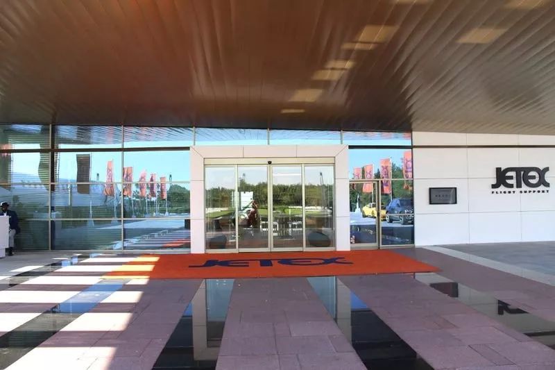 迪拜机场豪华VIP私人候机楼,还可试驾布加迪威龙,简直壕气冲天