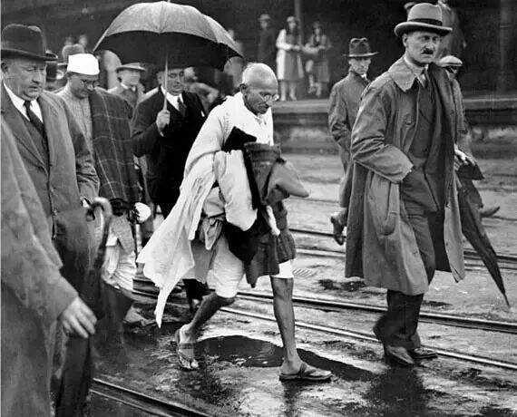 甘地提出非暴力不合作的原因,甘地非暴力不合作运动的历程