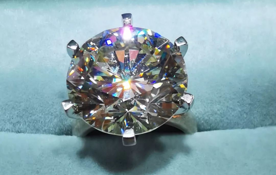 金鑫珠宝郑州永和铂爵店亮相，引数百名跑男排队代购