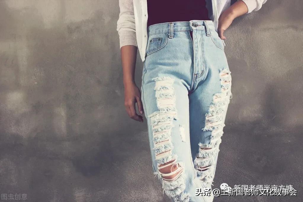 这位同学：你的褂子破了！以前穿衣破了缝好，现在不破也得弄破