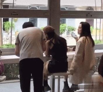 杨幂逛街被偶遇大方合影,杨幂逛街被偶遇三里屯穿搭照片