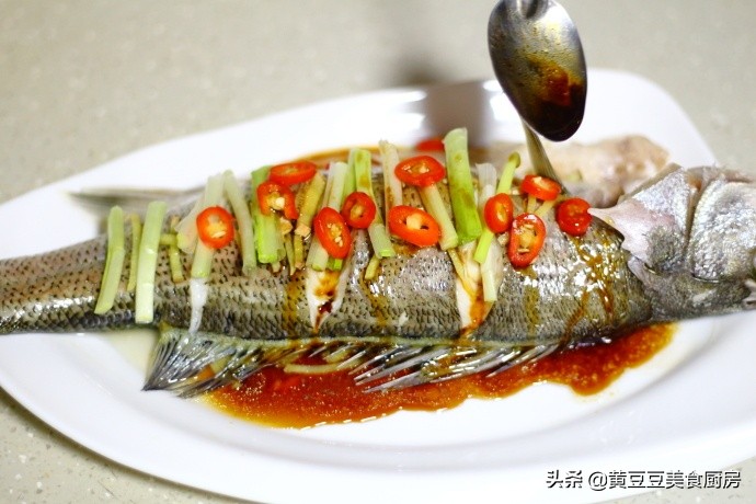 清蒸速冻鲈鱼最好吃的做法,清蒸鲈鱼好吃有诀窍