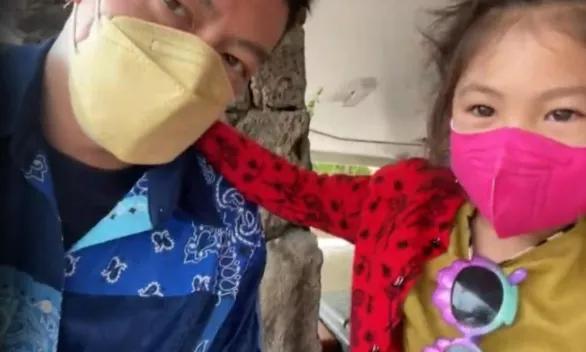 陈冠希抱女儿的笑容,陈冠希回应自己像赵本山