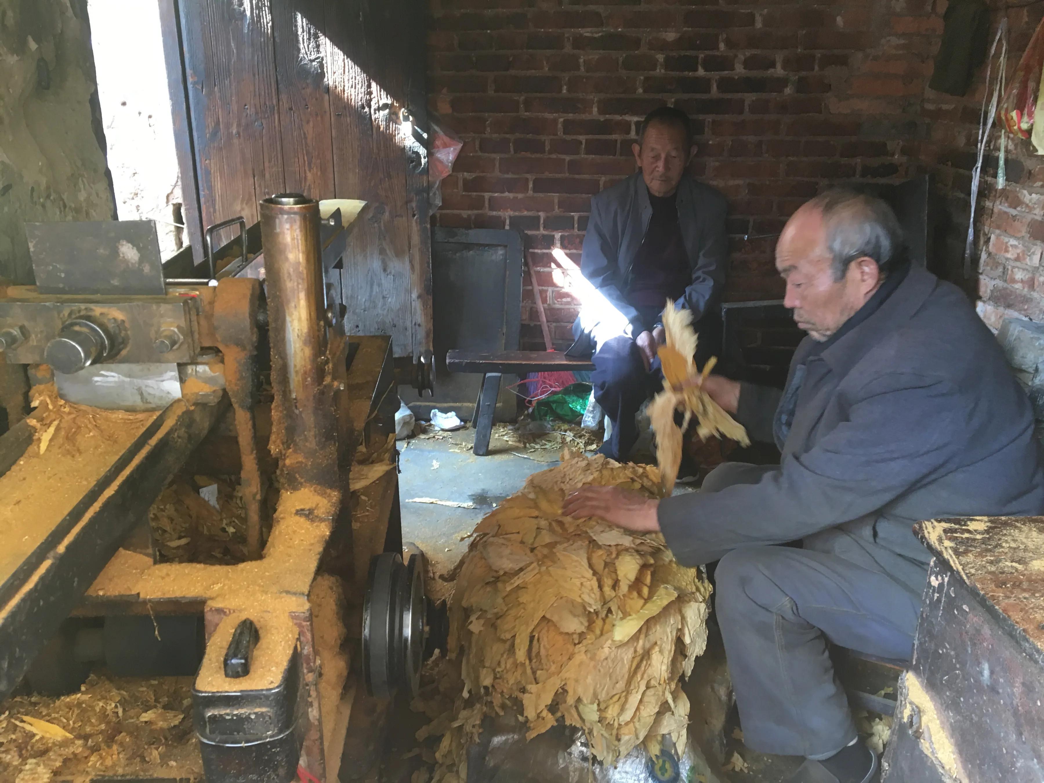 云南人抽烟,云南人抽烟方式