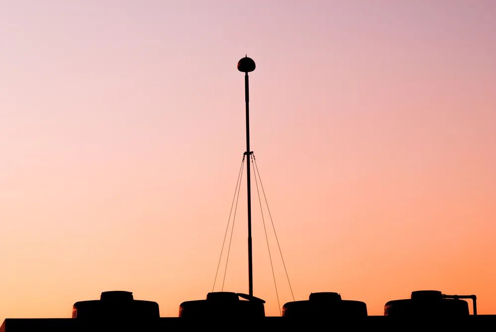 女生被雷劈中的几率是多少,深圳女子在家被雷劈倒