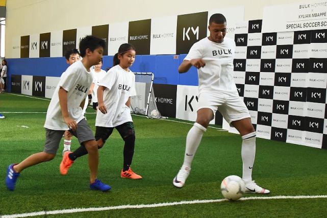 姆巴佩与小球迷见面,姆巴佩沉浸式观赛