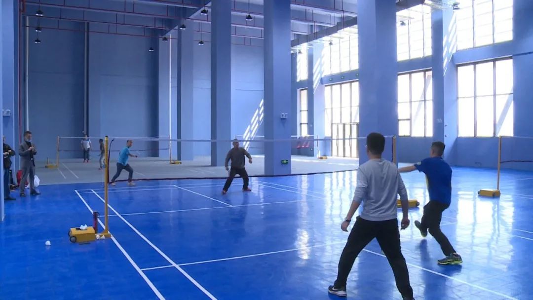 万人广场恒温游泳馆,万人体育场游泳馆