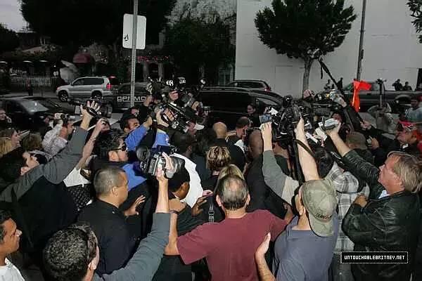 布兰妮被囚禁25年,布兰妮被父亲虐待13年