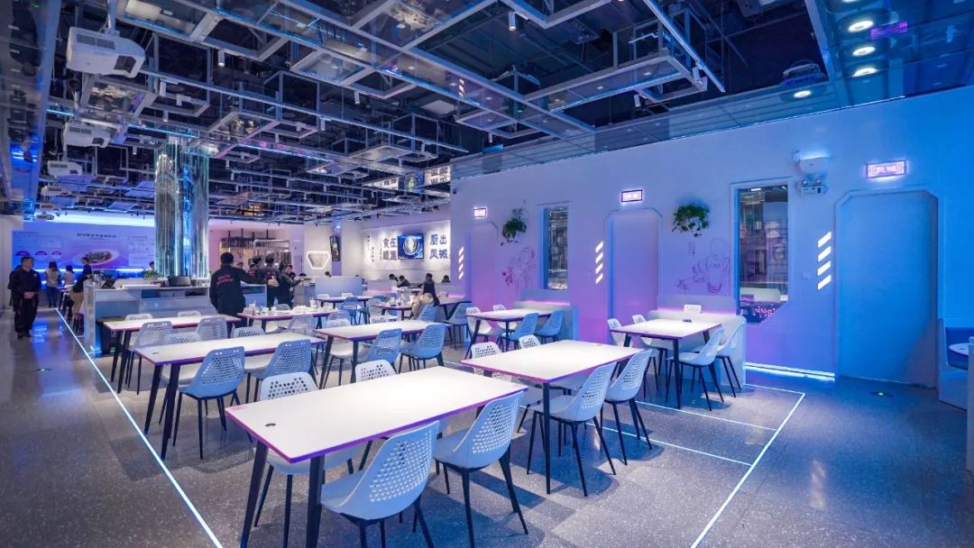 听说有群机器人乘“太空舱”悄然登陆广州?