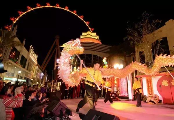 到这个大街小巷都能拍出ins风网红照的地方，过不一样的异域春节