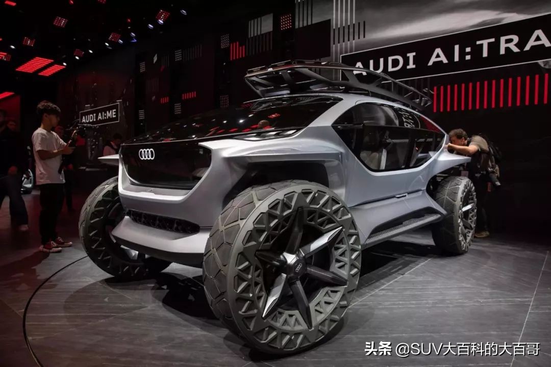 奥迪也发“硬派越野车”,透明座舱+500公里续航,还有无人机引路
