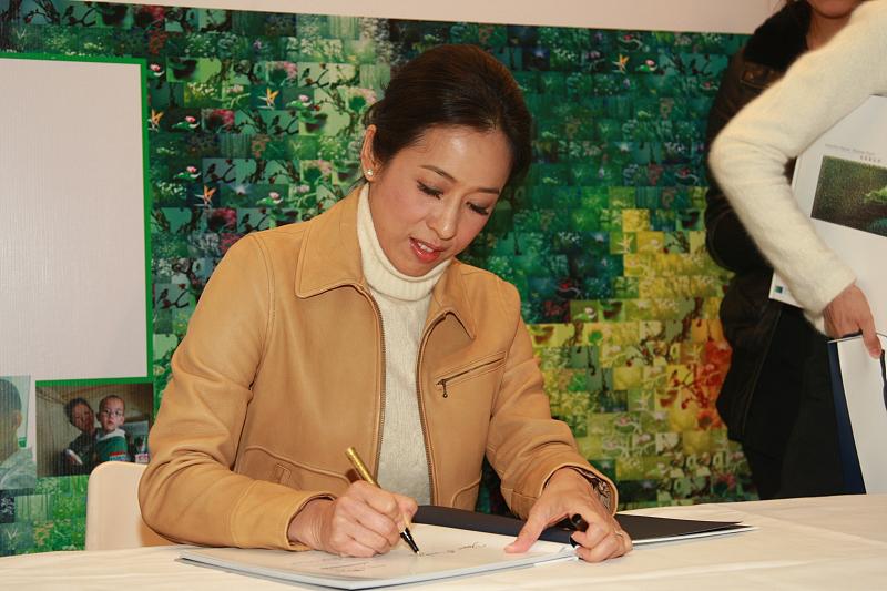 朱玲玲才貌双全,62岁朱玲玲穿搭