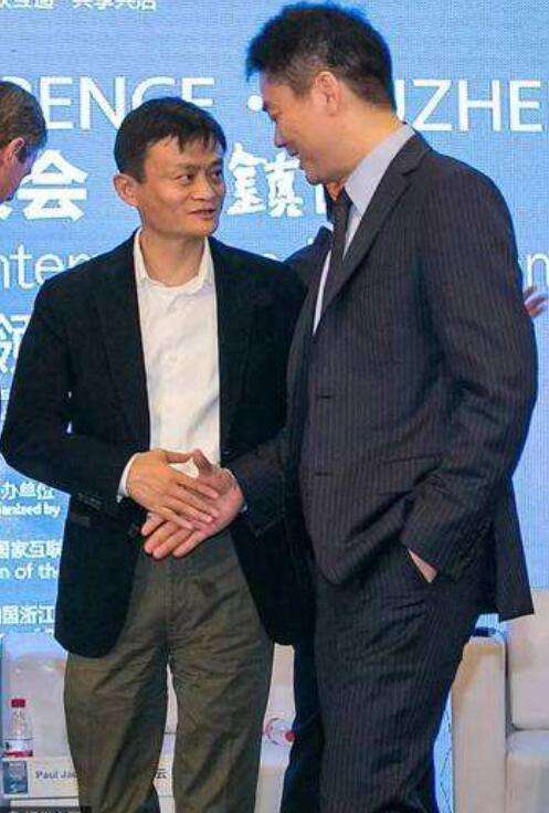 采访中介绍初次见面!马云夸东哥:年轻有为,东哥一句话送回去!