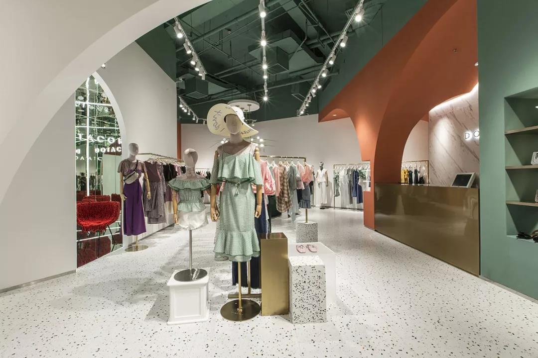 打卡服装体验店,爱丽丝梦游仙境服装款式