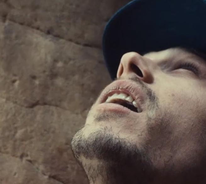 又渴又疼!手臂被石头卡住五天五夜?这部电影告诉你如何断臂求生