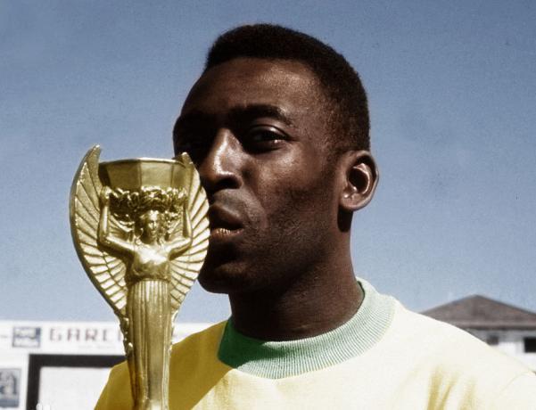 贝利跟马拉多纳谁地位高,贝利与马拉多纳哪个强