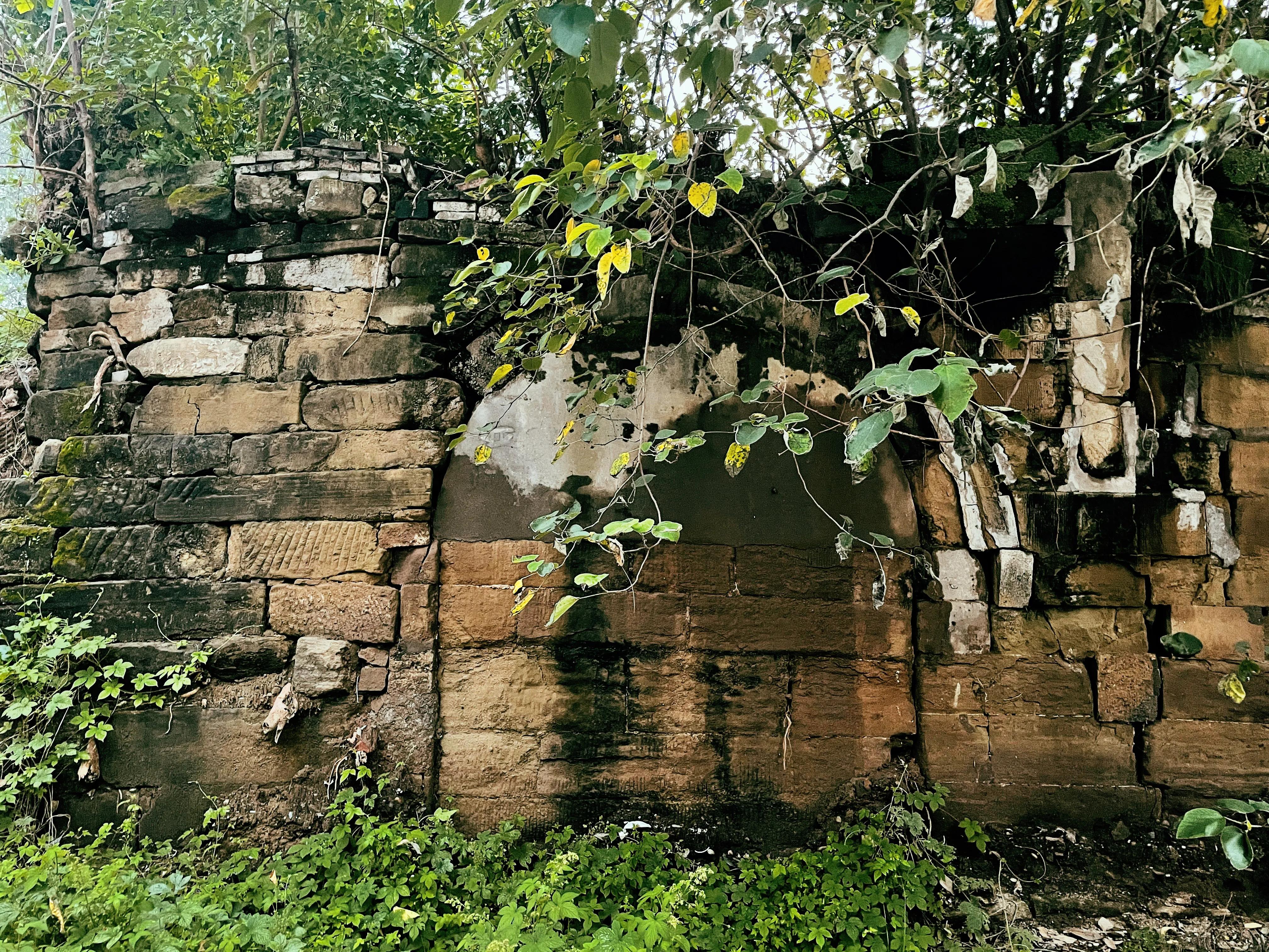 凯江边的这座古镇，别名小三台。很特别的是古城门分大小门