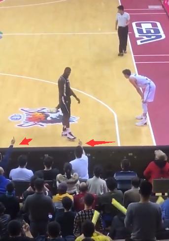 CBA篮协主席对外援竖中指？与江苏主教练打成一团，网友：活久见