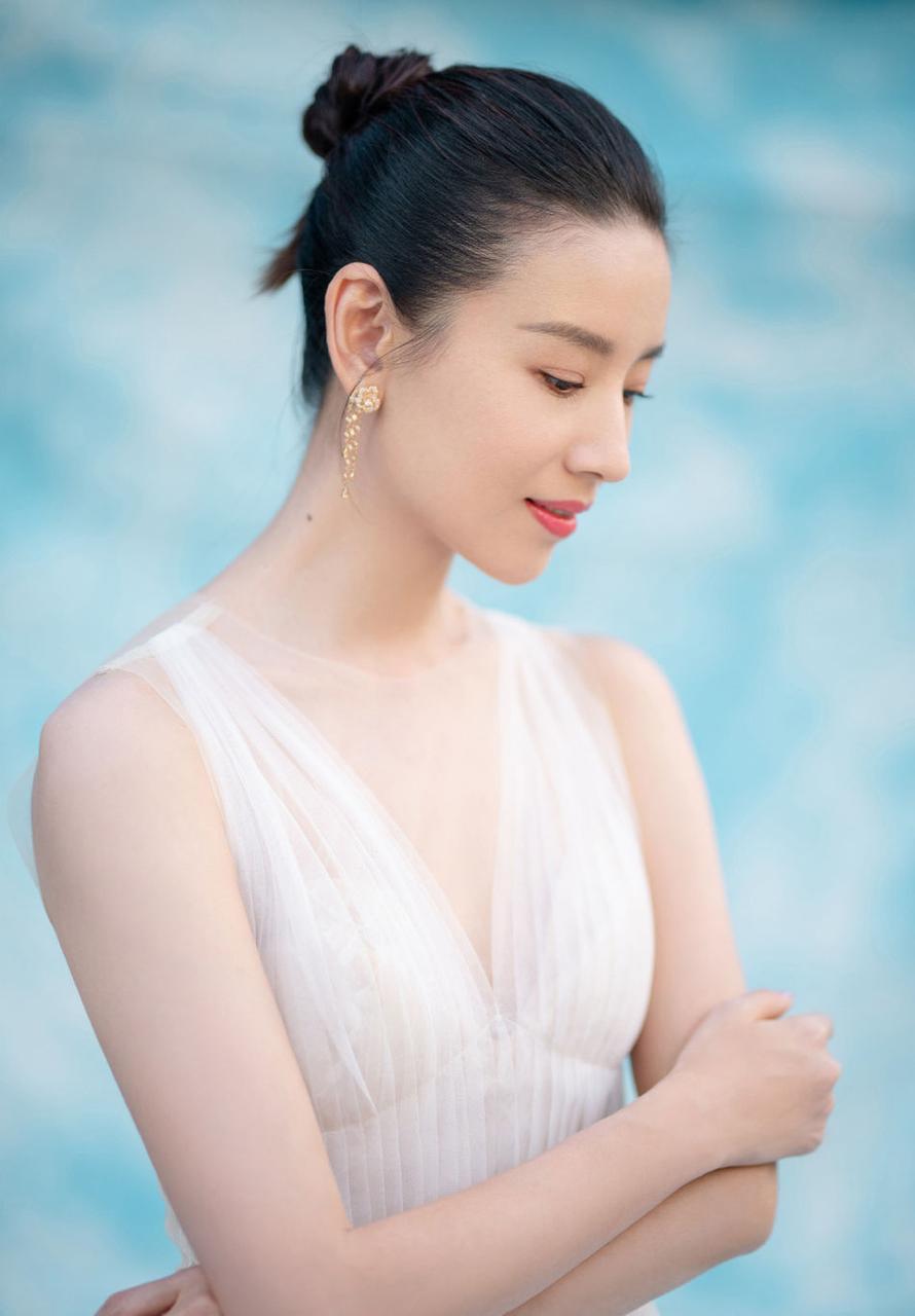 该披头发还是扎头发好看,什么脸型扎头发好看披头发不好看