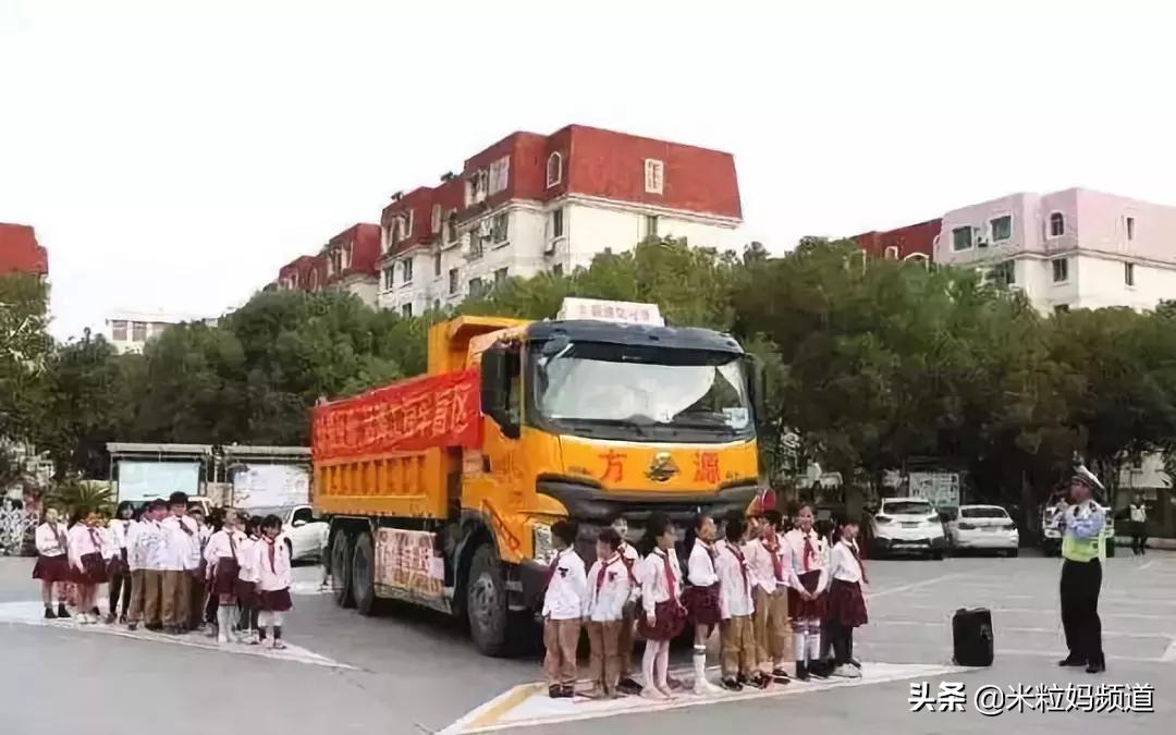 日本警示教育现场演绎交通安全,日本卡车在学校撞击儿童