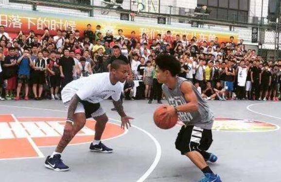 为什么nba运球没有街球那么花哨,nba2k街球模式中如何做花哨的动作