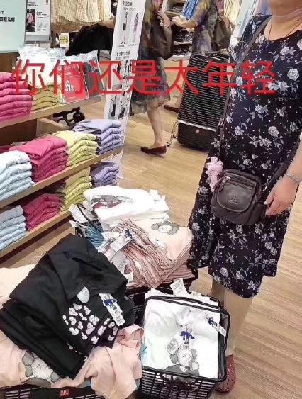 优衣库抢购事件真相是什么,优衣库周刊少年联名t恤