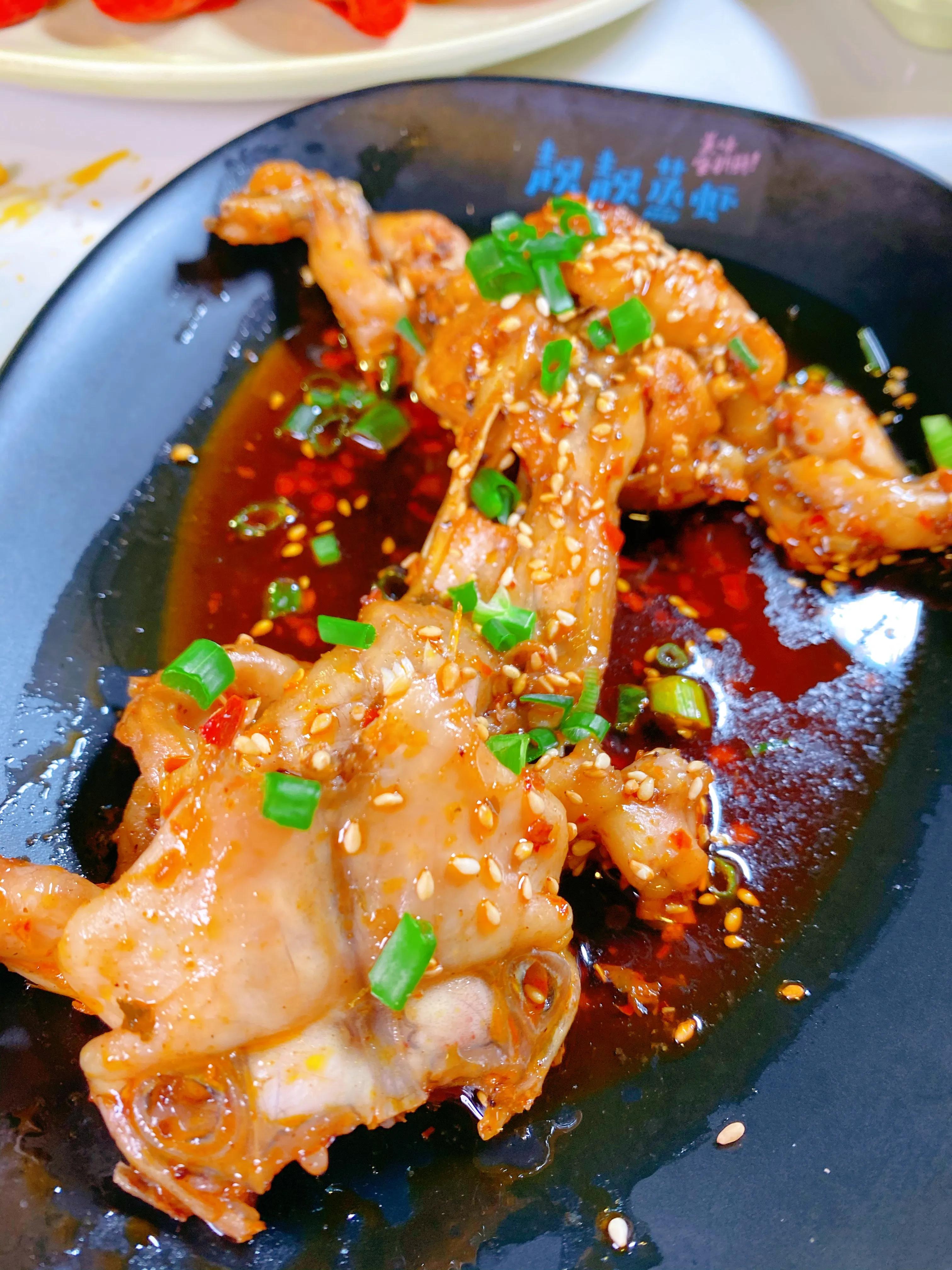 没想到西安这家饭店，把虾做出了各种“花”，排队吃虾人真多