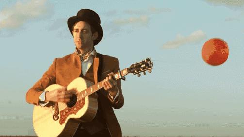 我用这把吉他，圆了青*梦春**